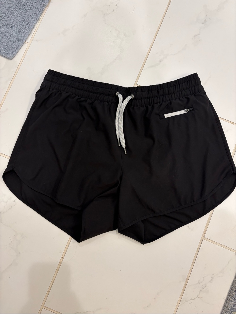 Vuori Women’s Clementine 2.0 black shorts size XL